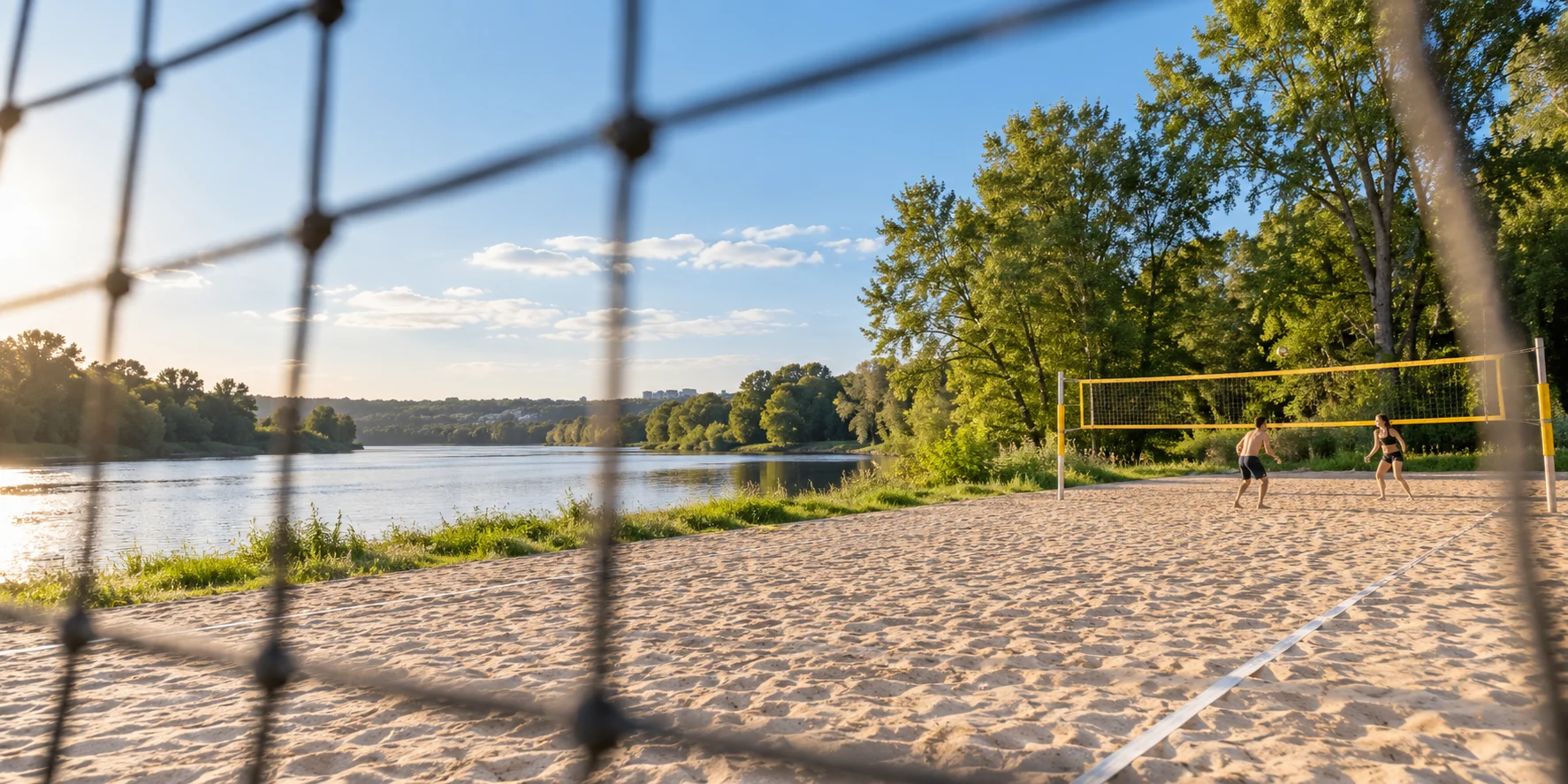 Iliustracinė lauko tinklinio aikštelė prie vandens